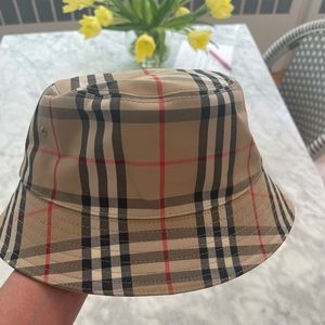 Burberry bucket hat/excellent condition